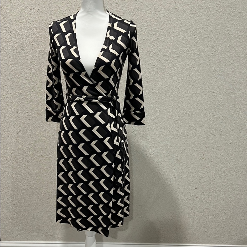 Diane Von Furstenberg Black and White Sheath Dress with Plunge Neckline
